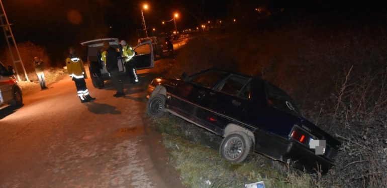 Boyabat’ta trafik kazası araç kanala düştü…