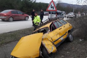 boyabatta-su-kanalina-devrilen-otomobildeki-iki-kisi-yaralandi