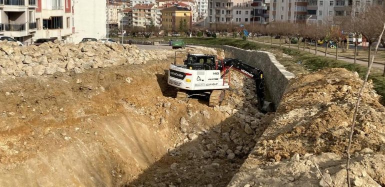 Boyabat’ta  yıkılan kanalın tadilat çalışmaları başladı