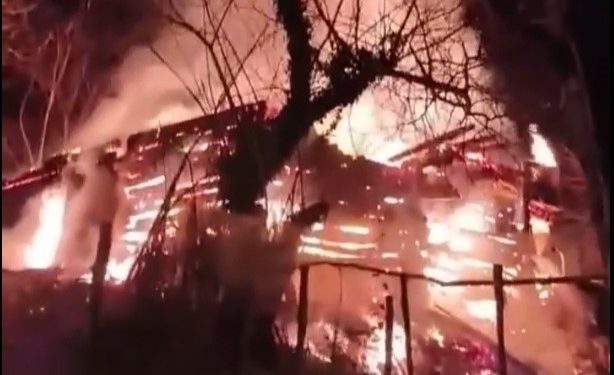 2 katlı ahşap ev alevlere teslim oldu
