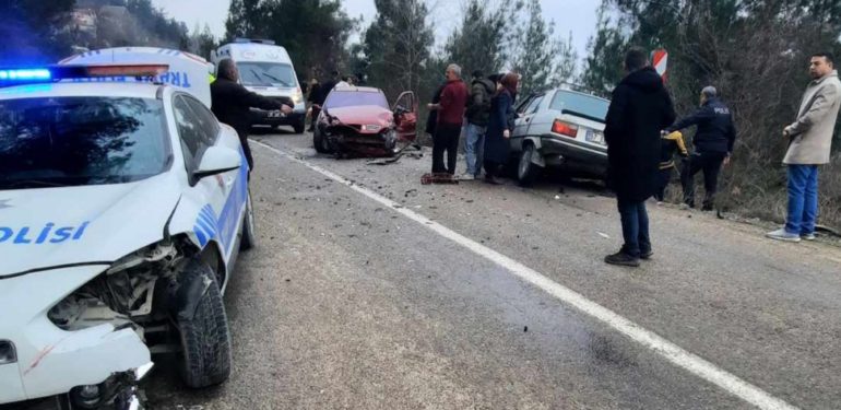 Dur ihtarına uymayan otomobilin çarptığı iki araçtaki 1’i polis, 3 kişi yaralandı