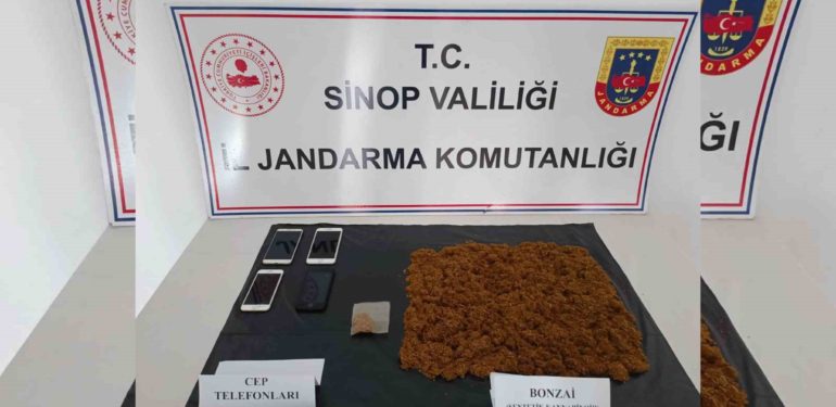 Yol kontrolünde durdurulan şahıslardan uyuşturucu çıktı