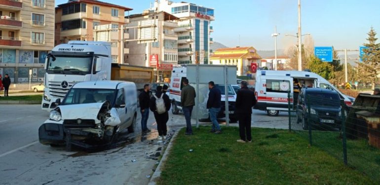 Boyabat’ta iki aracın çarpıştığı kazada 3 kişi yaralandı