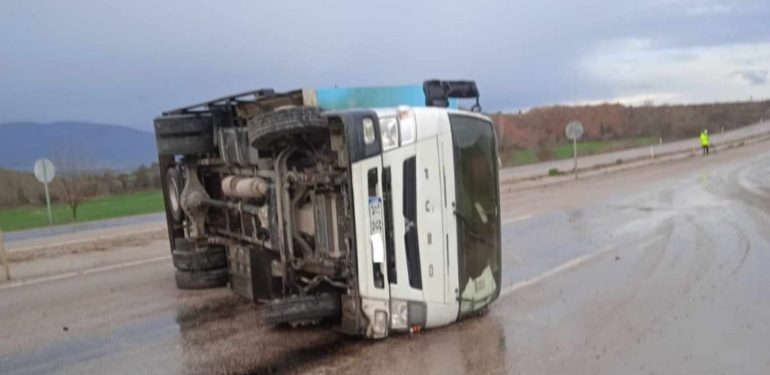 Boyabat’ta devrilen kamyon karşı şeride geçti…