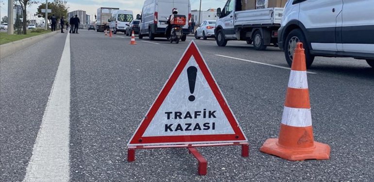 Kontrolden çıkan çekici istinat duvarına çarptı: 2 yaralı