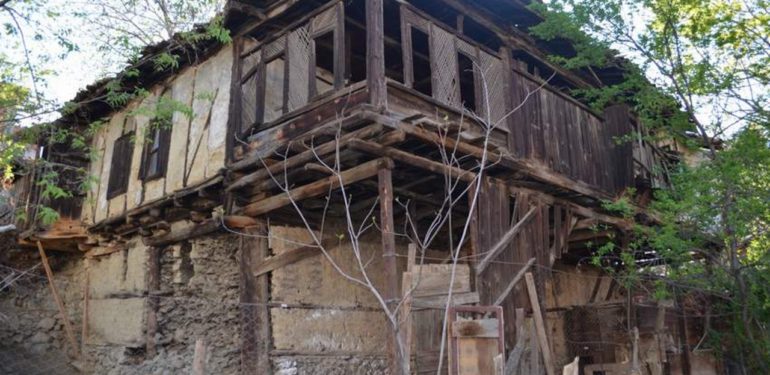 Boyabat’ın en eski yapısı kaderine terk edildi