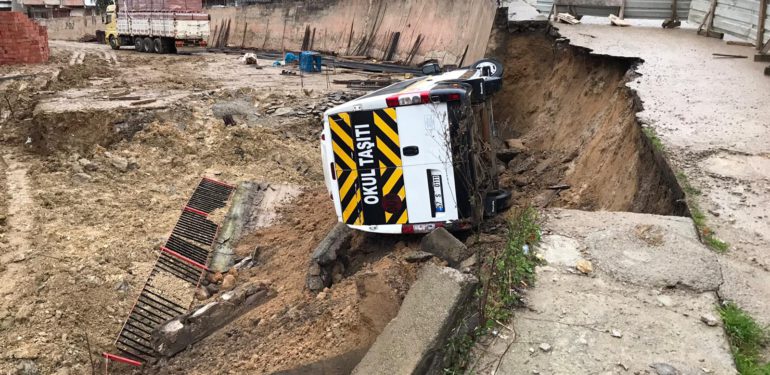 Park halindeki okul servisi inşaat alanına devrildi