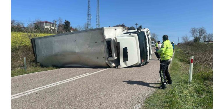 Sinop’ta devrilen kamyonun sürücüsü yaralandı
