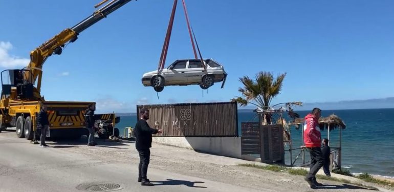 Otomobil uçurumdan düştü