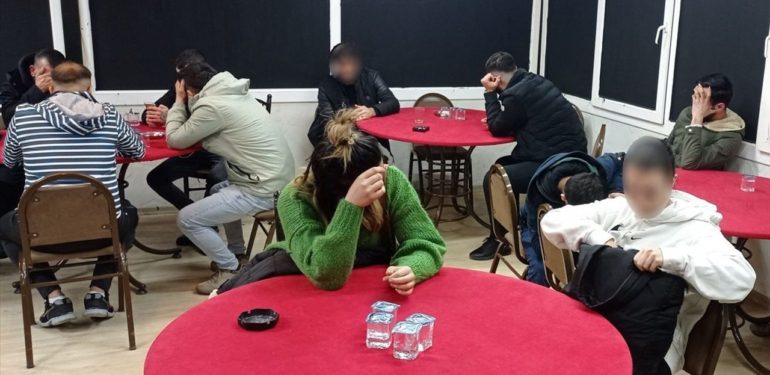 izmir-kumar-oynarken-yakalanan-43-kisiye-para-cezasi
